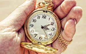 thumb2-gold-pocket-watch-in-hands-time-concepts-clock-in-hands-time-pocket-watch